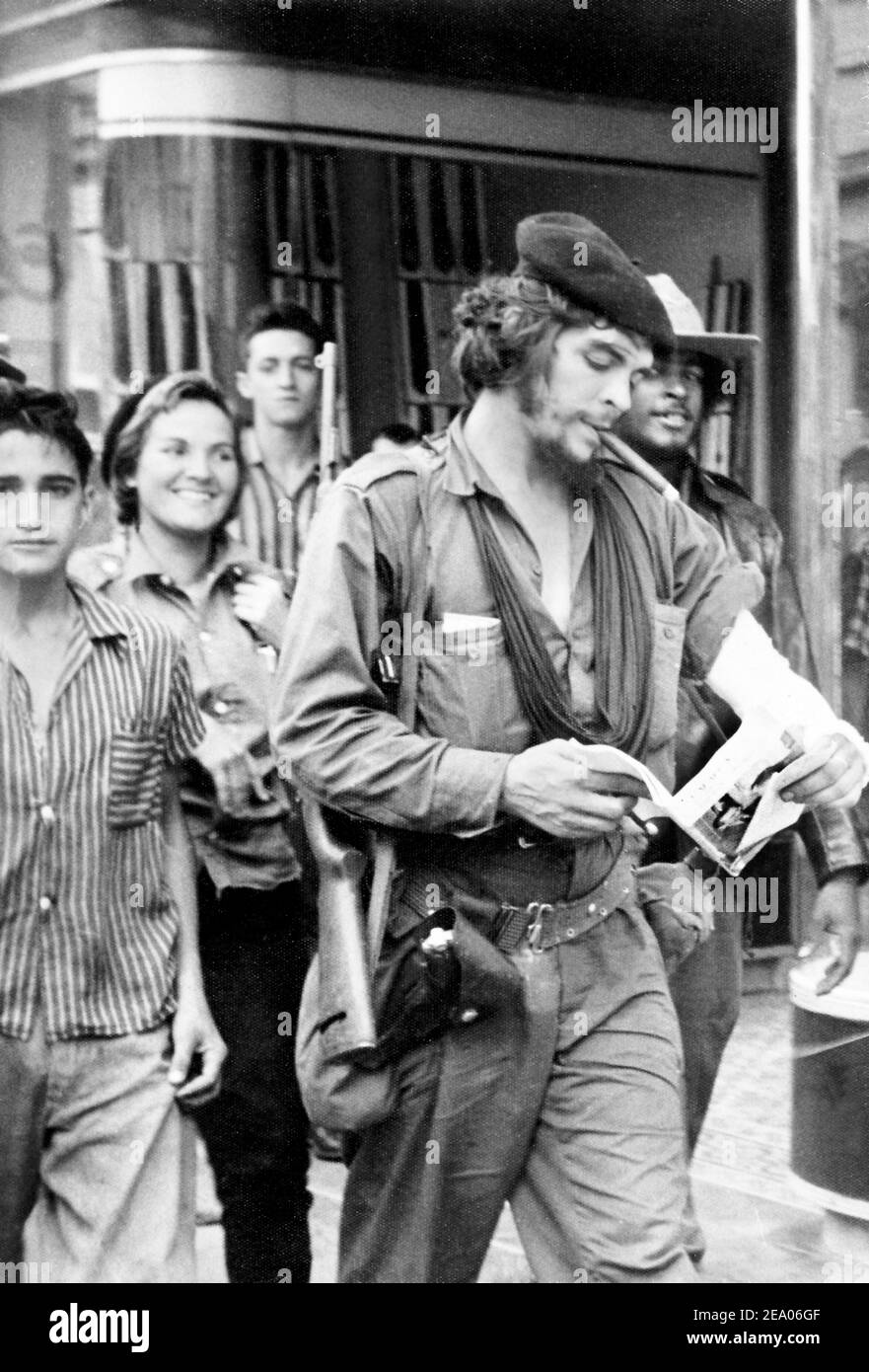 Ernesto Che Guevara lisant un livre dans la rue Banque D'Images