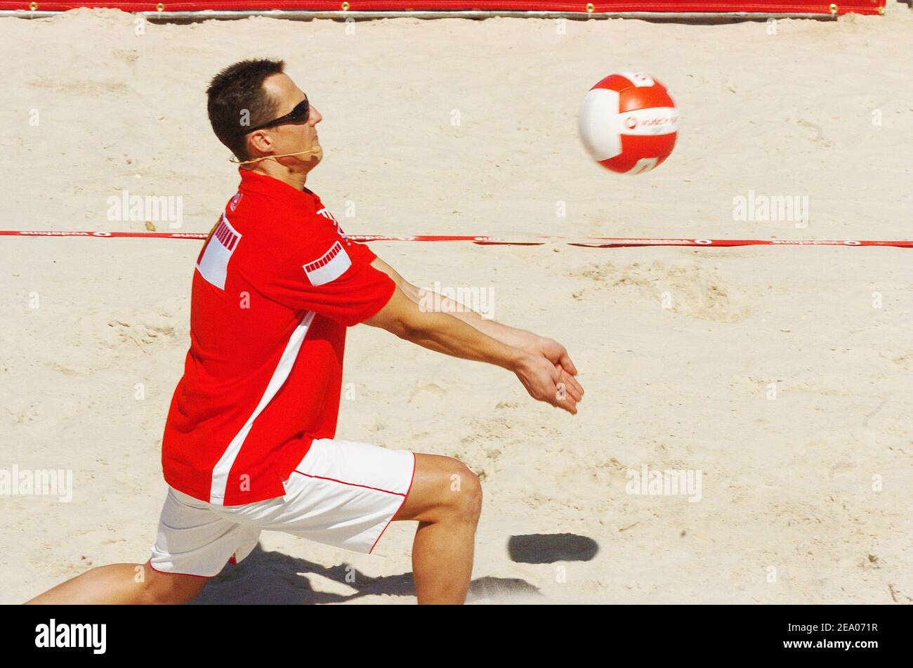 Michael Schumacher, pilote allemand de Formule 1 (écurie Ferrari) pendant le Beach-volley sur la plage de St Kilda organisé par Vodafone, Australie, le 3 mars 2005. Photo de Thierry Gromik/ABACA. Banque D'Images