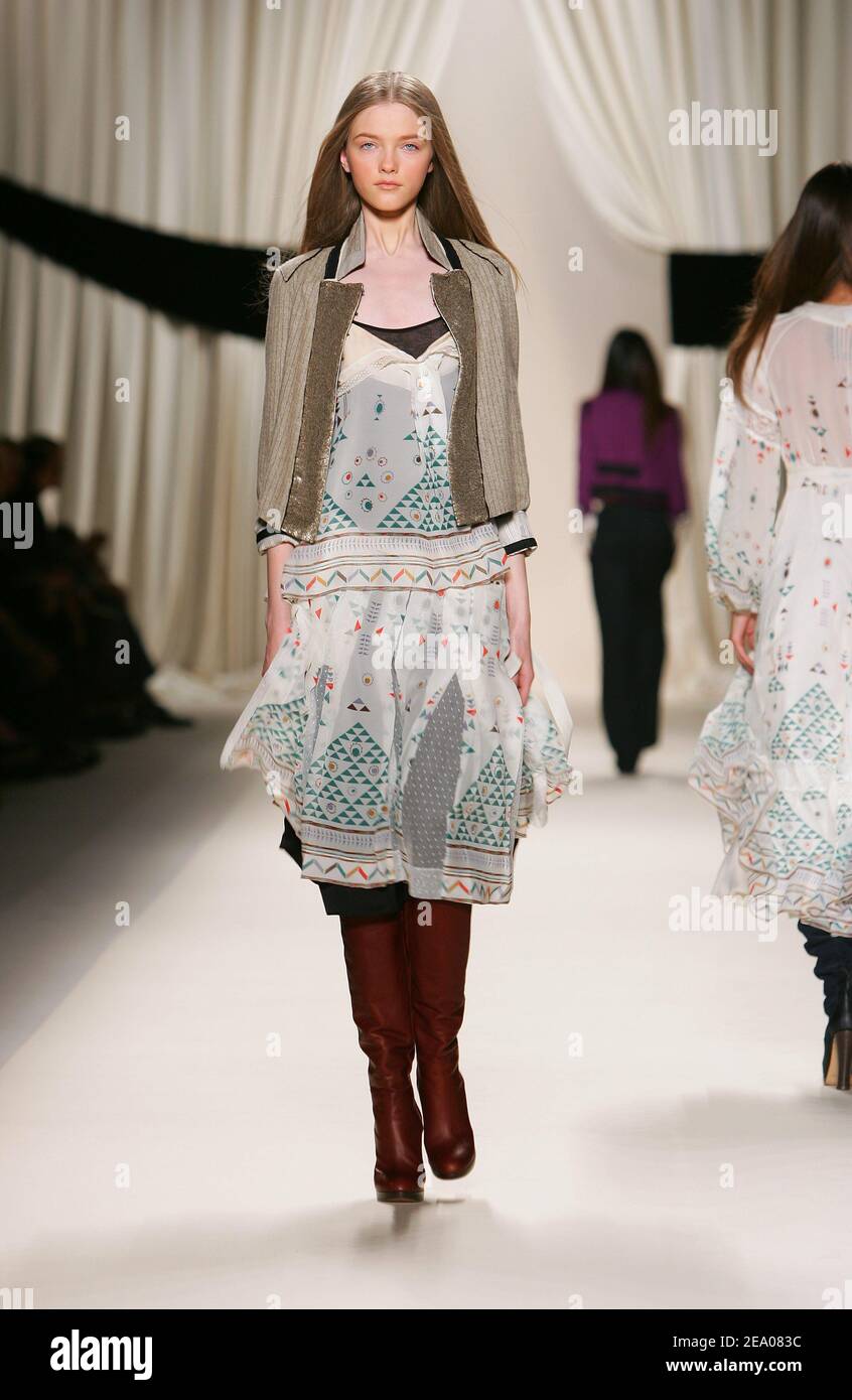 Un modèle présente une création du designer de mode Phoebe Philo pour la  présentation de la collection prêt-à-porter Chloe automne-hiver 2005-2006 à  Paris, France, le 5 mars 2005. Photo de Java/ABACA Photo