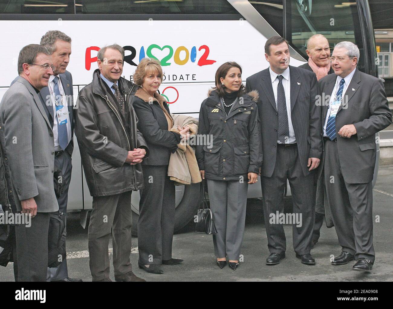 Le maire de Paris, Bertrand Delanoe, le ministre français de la Jeunesse, des Sports et des associations, Jean-François Lamour et Jean-Paul Huchon accueillent le 8 mars 2005 le président de la commission d'évaluation du Comité International Olympique, Nawal El Moutawakel, à l'aéroport Charles de Gaulle, au nord de Paris. Les inspecteurs sont arrivés à Paris pour une visite de quatre jours de la ville considérée comme la favorite pour organiser les Jeux d'été 2012. Photo de Mousse/ABACA. Banque D'Images