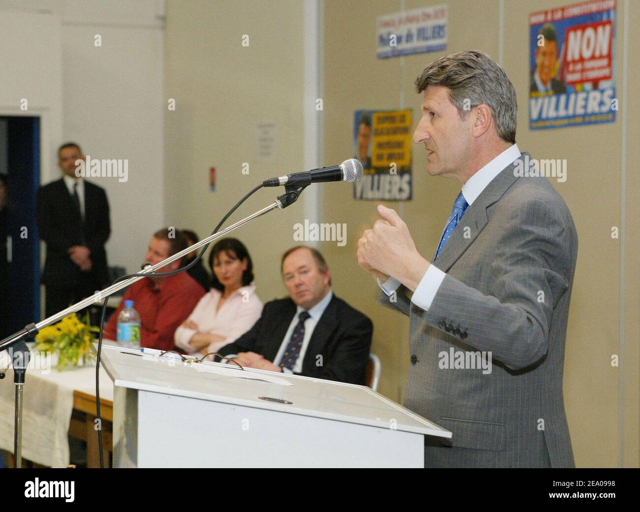 Philippe de Villiers, président du MPF (mouvement pour la France), lors d'une réunion à Beauvais, en France, le 9 mars 2005, pour montrer les raisons du non aux élections constitutionnelles de l'UE. Photo par Edouard Bernaux/ABACA Banque D'Images