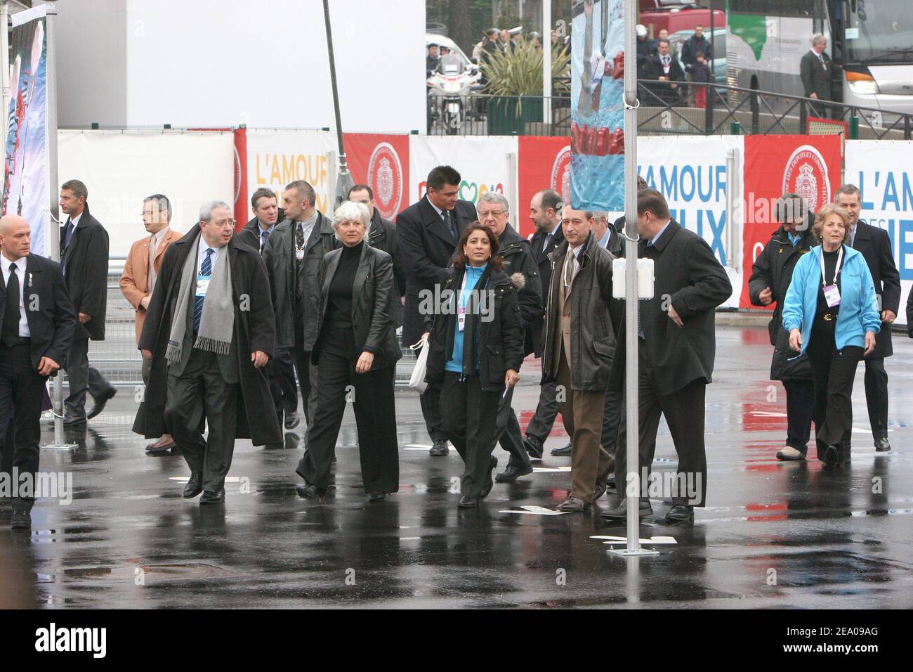 La délégation du CIO, dirigée par Nawal El-Moutawakel, visite le village olympique, accompagnée des membres du Comité de candidature Paris 2012, Guy Drut, Jean-Claude Killy, Françoise de Panafieu, Jean-Paul Huchon, Henri Serancour, le maire de Paris Bertrand Delanoe, le ministre français des Sports Jean-François Lamour à Paris, le 10 mars 2005. Photo de Mousse/ABACA. Banque D'Images