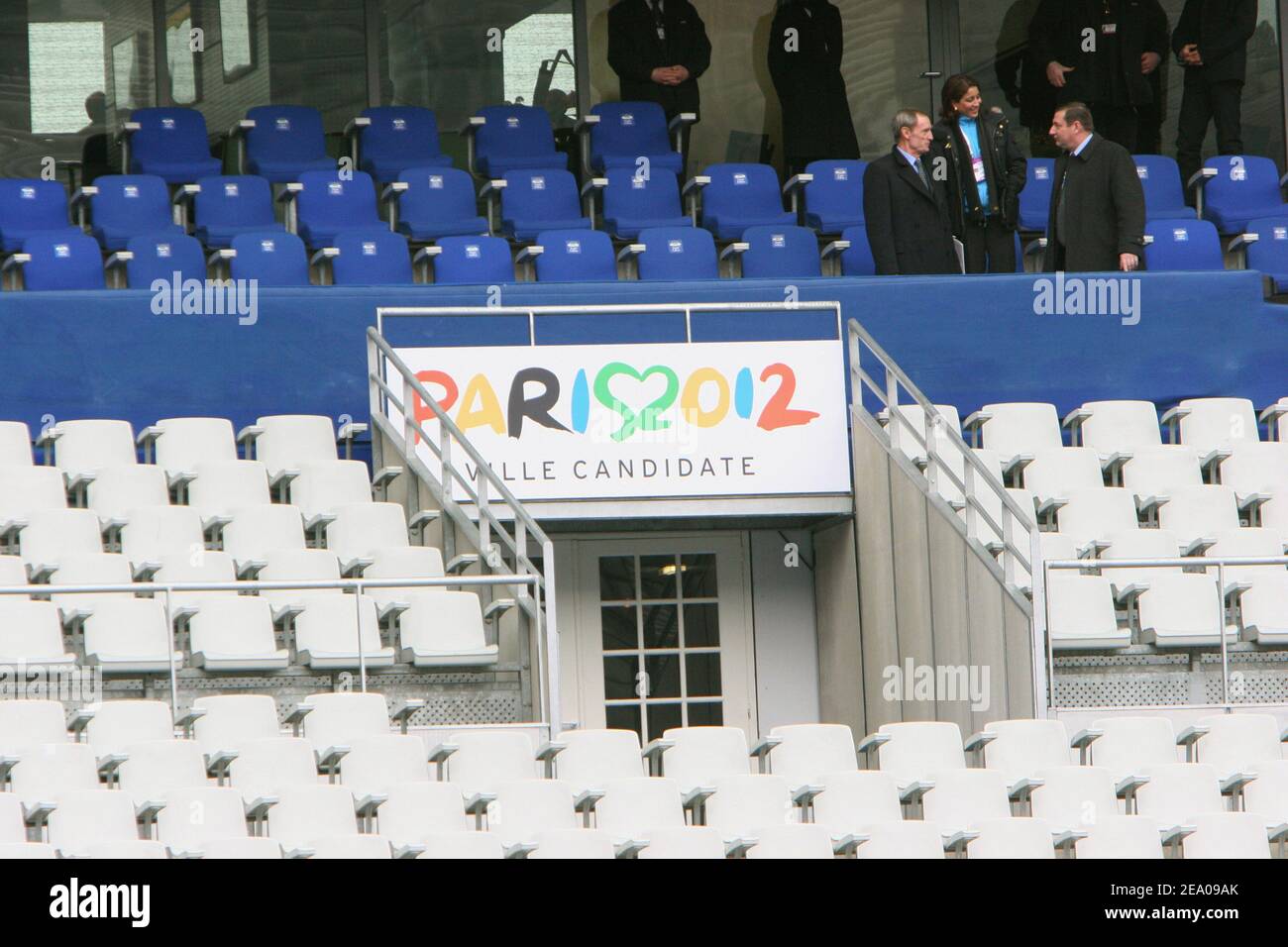 Comité International Olympique Commission d'évaluation Présidente Nawal El Moutawakel du Maroc (c) écoute Jean-Claude Killy (L) membre français du CIO et ministre français des Sports Jean-François Lamour (R) dans les stands du stade de France à Saint-Denis, près de Paris le 10 mars 2005. Photo de Mousse/ABACA. Banque D'Images