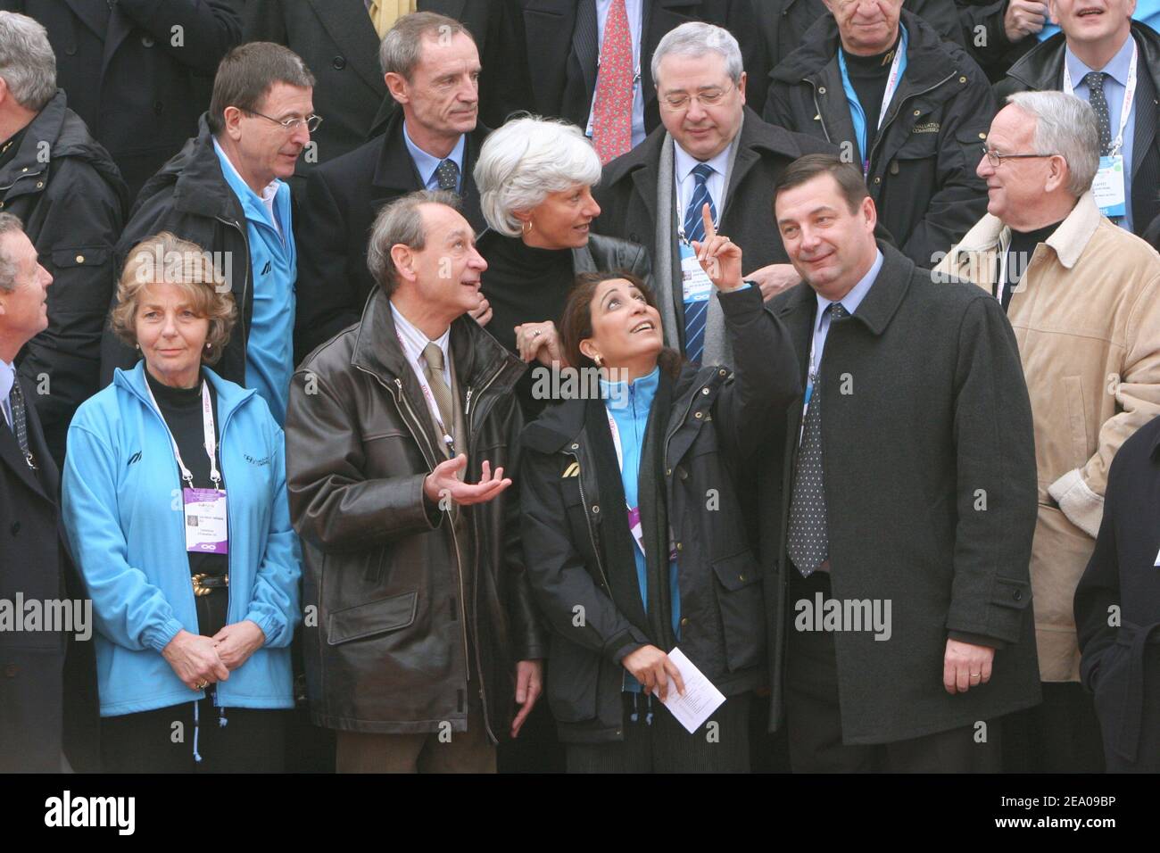 La délégation du CIO, dirigée par Nawal El-Moutawakel, visite le village olympique, accompagnée des membres du Comité de candidature Paris 2012, Guy Drut, Jean-Claude Killy, Françoise de Panafieu, Jean-Paul Huchon, Henri Serancour, le maire de Paris Bertrand Delanoe, le ministre français des Sports Jean-François Lamour à Paris, le 10 mars 2005. Photo de Mousse/ABACA. Banque D'Images