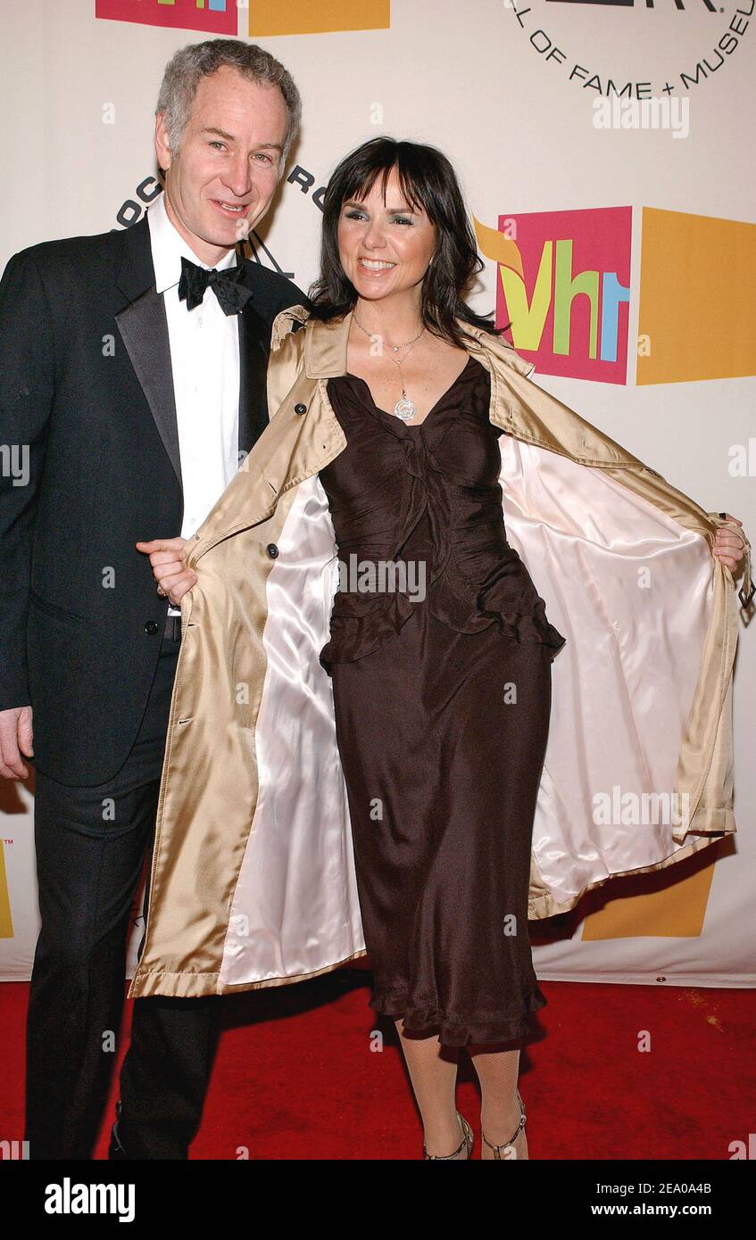 John McEnroe et son épouse Patty Smyth arrivent à la cérémonie du Rock and Roll Hall of Fame de 2005 qui s'est tenue au Waldorf Astoria à New York, NY, le 14 mars 2005. Photo de Nicolas Khayat/ABACA. Banque D'Images