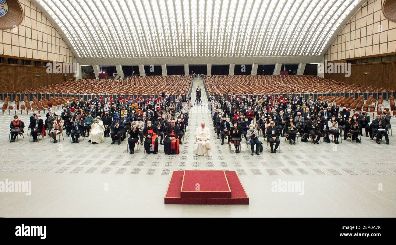 Rome, Italie. 06e février 2021. 2/6/2021 - 6 février 2021 : le Pape François rencontre en audience des participants à l'Assemblée générale du mouvement des Focolare au Paul VI Hall (photo d'IPA/Sipa USA) crédit: SIPA USA/Alay Live News Banque D'Images