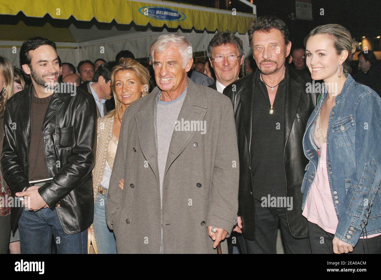 Photo du fichier : (G-D) Anthony Delon, Natty et Jean-Paul Belmondo, Johnny Hallyday et son épouse Laeticia lors d'une fête organisée à l'Etoile à Paris, le 15 mars 2005, pour présenter les voitures de l'écurie « Paul Belmondo Racing » qui participera aux 24 heures de course sportive du Mans cette année. Johnny Hallyday, le plus grand rock star français, est mort d'un cancer du poumon, a déclaré son épouse. Il avait 74 ans. Le chanteur, véritable nom Jean-Philippe Smet, a vendu environ 100 millions de disques et a joué dans un certain nombre de films. Photo de Benoit Pinguet/ABACA. Banque D'Images