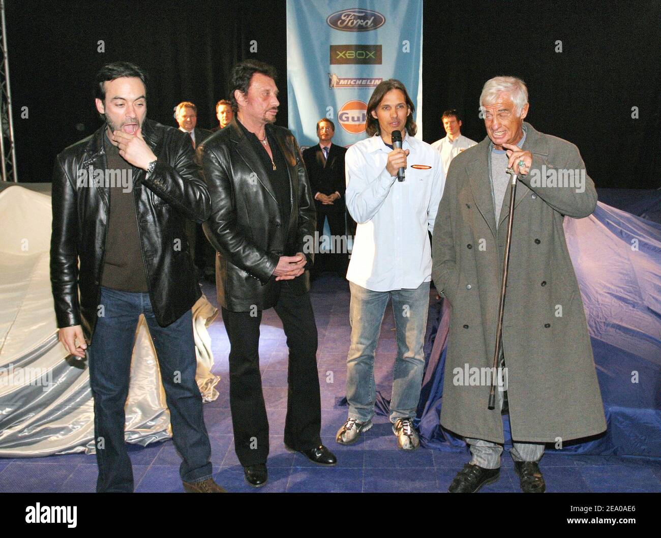G-D) Anthony Delon, Johnny Hallyday, chauffeur et gérant de l'équipe Paul  Belmondo et son père Jean-Paul Belmondo lors d'une fête organisée à  l'Etoile à Paris, France, le 15 mars 2005, Présenter les