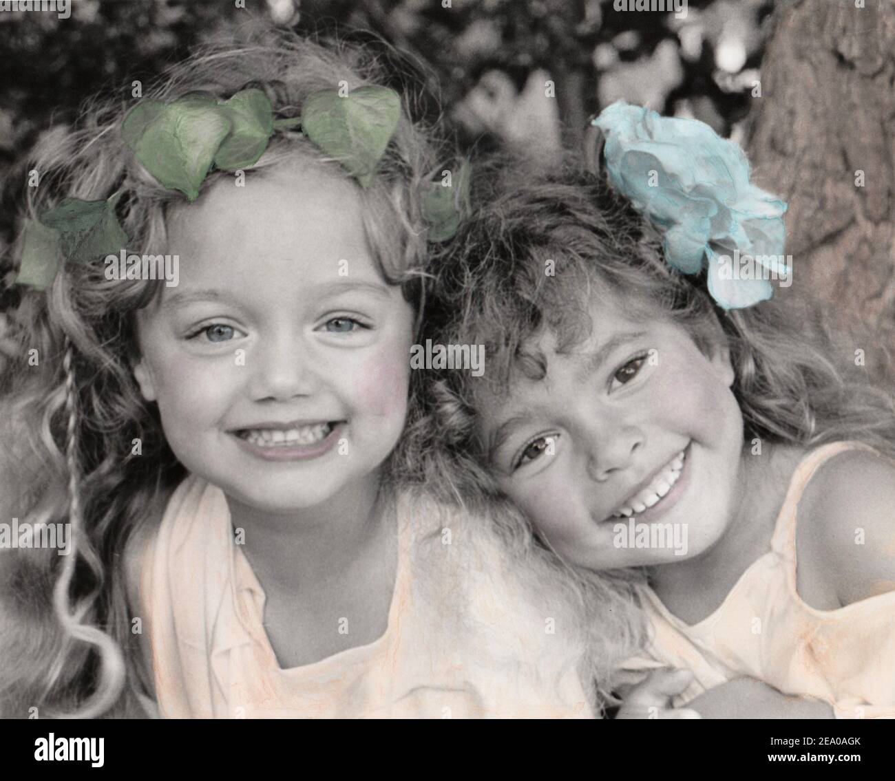 imprimé monochrome teinté granuleux de deux petites filles numérisé Dans le style de la photographe pionnière Julia Margaret Cameron Banque D'Images