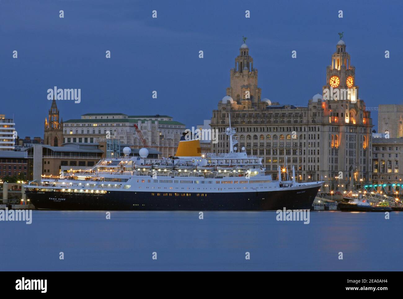 SAGA CROISIÈRES 'SAGA A BERTHED dans la lumière en fondu à Terminal de croisière de Liverpool avec le célèbre bâtiment Liver comme toile de fond Banque D'Images