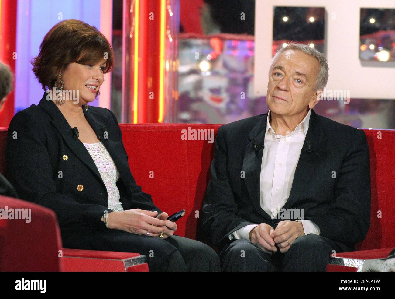 L'acteur français Jean-Pierre Cassel et sa femme Anne assistent à  l'enregistrement du talk-show de Michel Drucker 'vivre Dimanche' qui s'est  tenu au Studio Gabriel à Paris, en France, le 16 mars 2005.