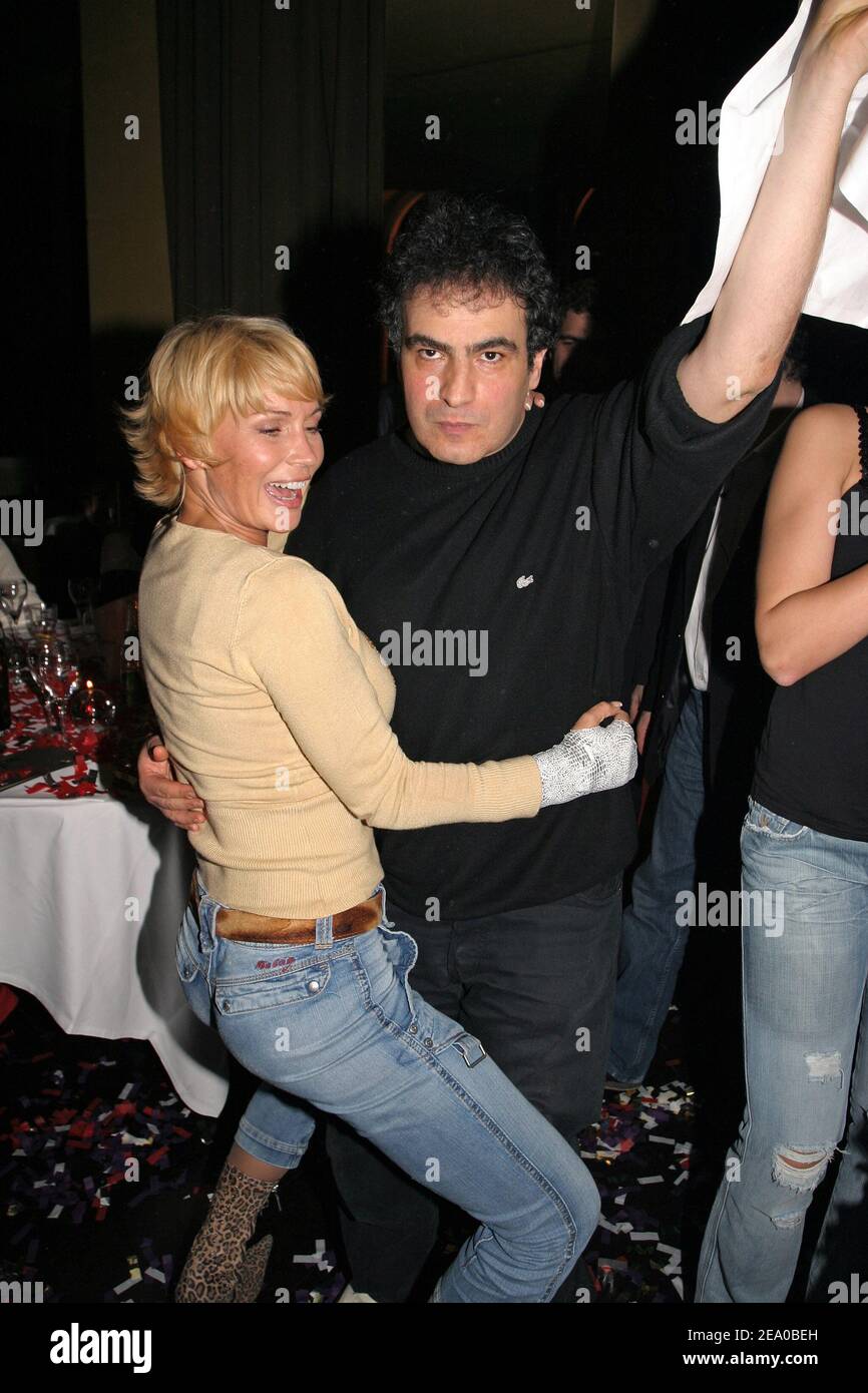 Marlene Mourreau et Raphael Mezrahi profitent de l'après-fête du spectacle de Mezrahi au Stade de France, qui s'est tenu au Club de l'Etoile à Paris le 18 mars 2005. Photo de Benoit Pinguet/ABACA Banque D'Images