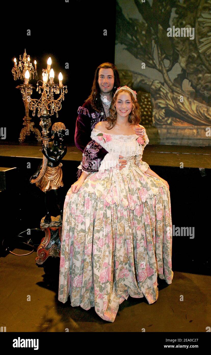 Anne Laure Girbal (Marie Mancini) et Emmanuel Moire (Louis XIV) posent après le spectacle de la nouvelle comédie musicale française « le Roi Soleil » réalisée par Kamel Ouali et produite par Dove Attia au théâtre du Châtelet à Paris, en France, le 22 mars 2005. Photo de Laurent Zabulon/ABACA. Banque D'Images