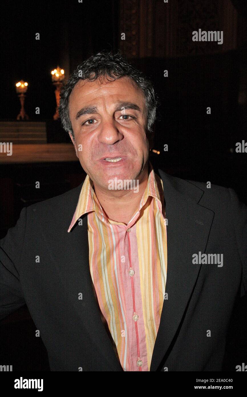 Le producteur français Albert Cohen assiste au spectacle de la nouvelle comédie musicale française « le Roi Soleil » réalisée par Kamel Ouali et produite par Dove Attia au théâtre du Châtelet à Paris, le 22 mars 2005. Photo de Benoit Pinguet/ABACA Banque D'Images