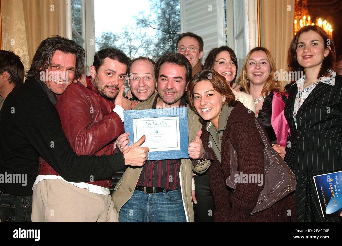 Les acteurs français Bruno Solo (C) et Yvan le Bolloc'h (L) ainsi que les  acteurs du « Camera Cafe » posent le prix du meilleur divertissement lors  de la 10e cérémonie de