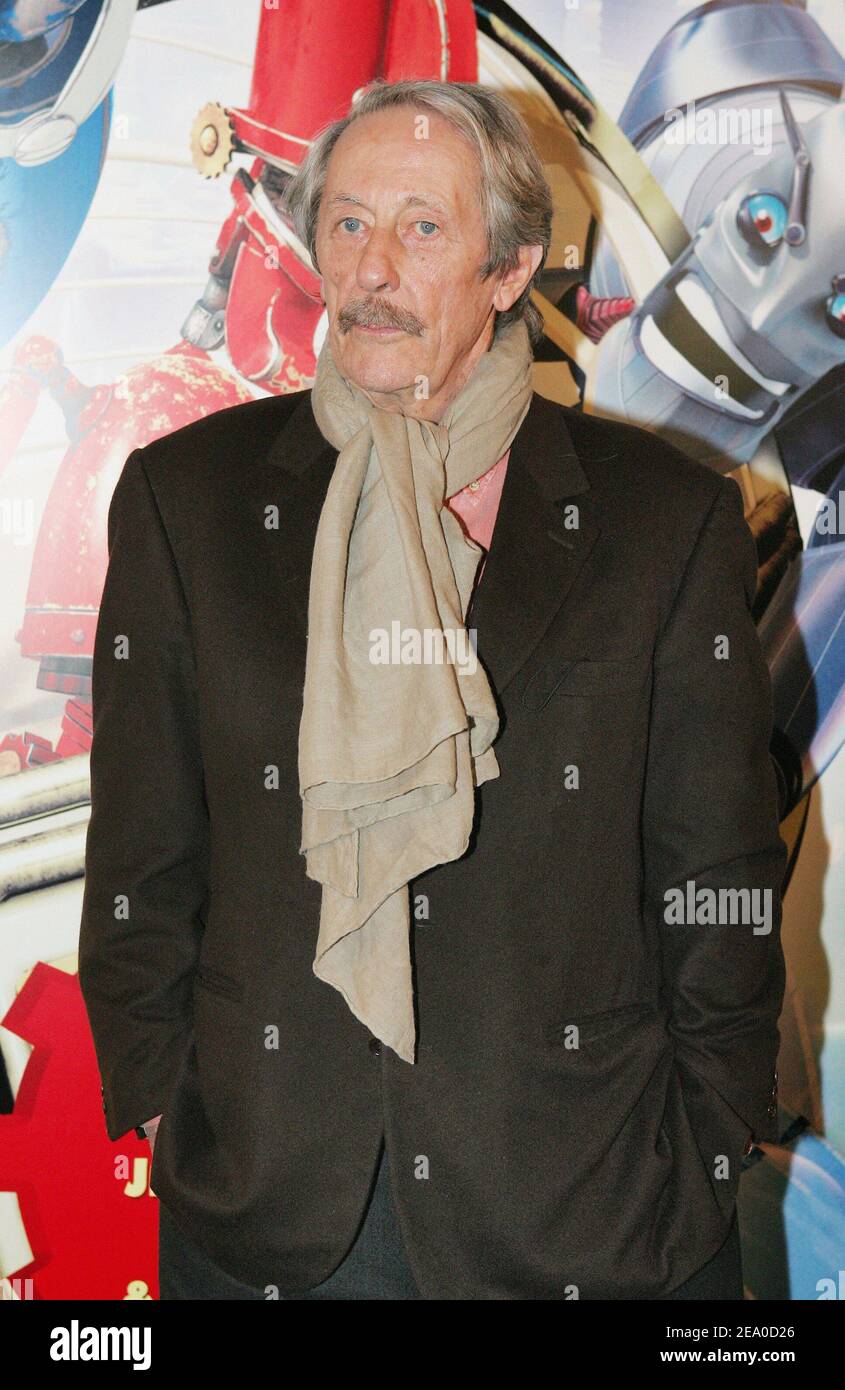 Acteur et acteur français (voix) Jean Rochefort assiste à la première  française du film d'animation "robots" qui s'est tenu au cinéma UGC  Normandie à Paris, France, le 29 mars 2005. Photo de