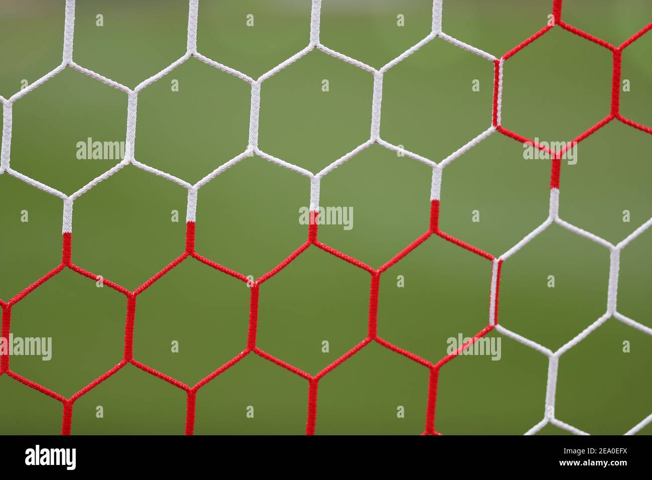 Un gros plan d'un filet de football vu pendant le match de la ligue FEL de Sky Bet deux entre Crawley Town et Harrogate Town au People's Pension Stadium de Crawley. Banque D'Images