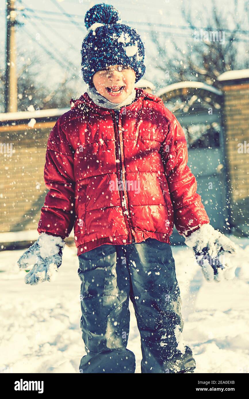 Flocons De Neige Jouent Banque D Image Et Photos Alamy