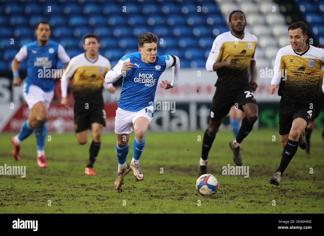 Peterborough, Royaume-Uni. 06e février 2021. Sammie Szmodics (pu) à l'EFL League One Match Peterborough United contre Crewe Alexandra, au Weston Homes Stadium, Peterborough, Cambridgeshire, Royaume-Uni, le 6 février 2021. Les matchs de la Premier League anglaise et de la Ligue de football anglaise sont toujours joués à huis clos en raison de la pandémie actuelle du coronavirus COVID-19 et des restrictions gouvernementales en matière de distance et de verrouillage social. Crédit : Paul Marriott/Alay Live News Banque D'Images