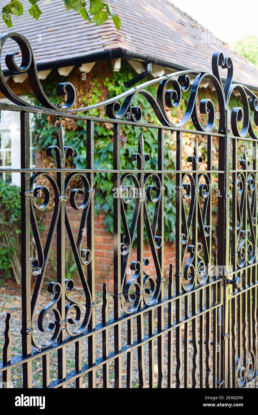 Portes de sécurité, porte en fer forgé à l'entrée d'une maison en Angleterre, au Royaume-Uni Banque D'Images
