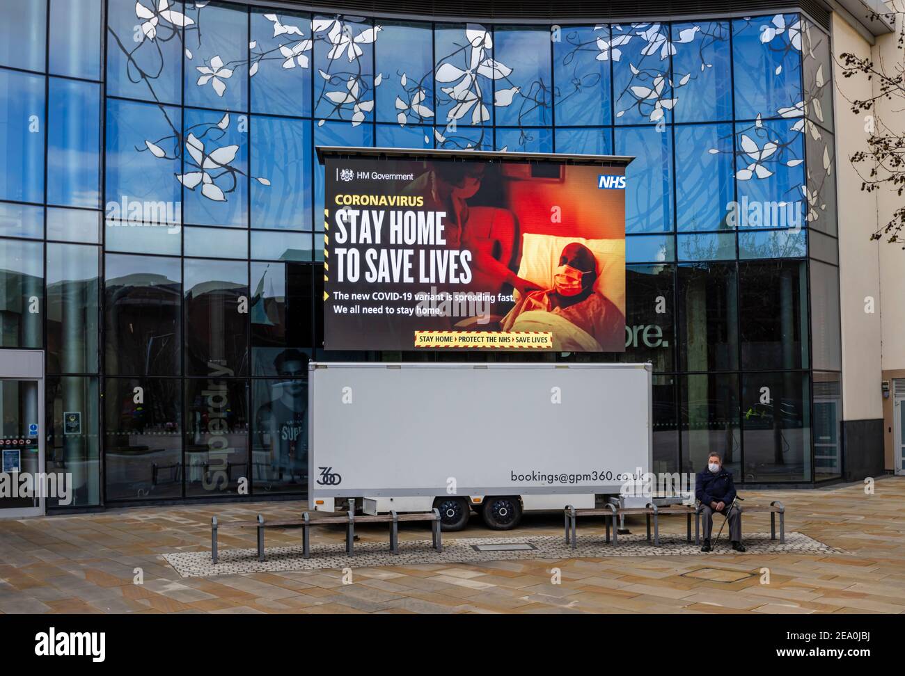 Panneau lumineux avec message « Stay at home to save vies » COVID-19 LockDown à Jubilee Square, centre-ville de Woking, Surrey, sud-est de l'Angleterre Banque D'Images