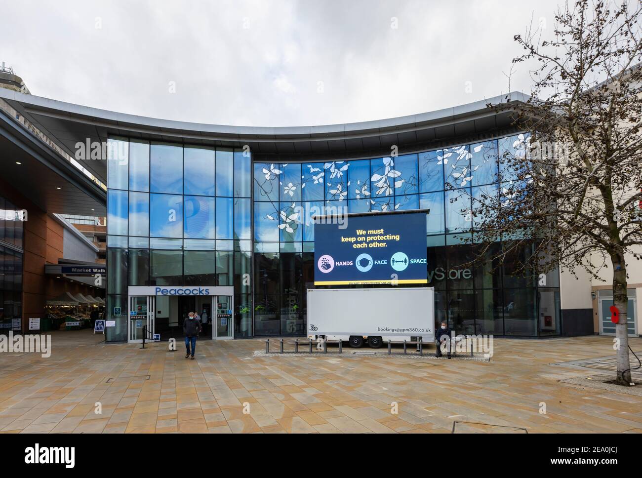 Panneau lumineux avec message « mains, visage, espace » COVID-19 dans Jubilee Square, centre-ville de Woking, Surrey, sud-est de l'Angleterre Banque D'Images