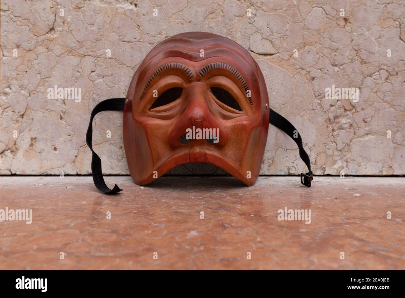 Masques vénitiens Zanni par l'artiste Carlo Setti. Il s'agit d'un masque en cuir d'un personnage de serviteur typique représenté dans le théâtre Commedia dell'Arte. Banque D'Images