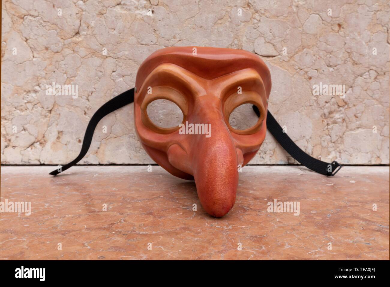 Masques vénitiens Zanni par l'artiste Carlo Setti. Il s'agit d'un masque en cuir d'un personnage de serviteur typique représenté dans le théâtre Commedia dell'Arte. Banque D'Images
