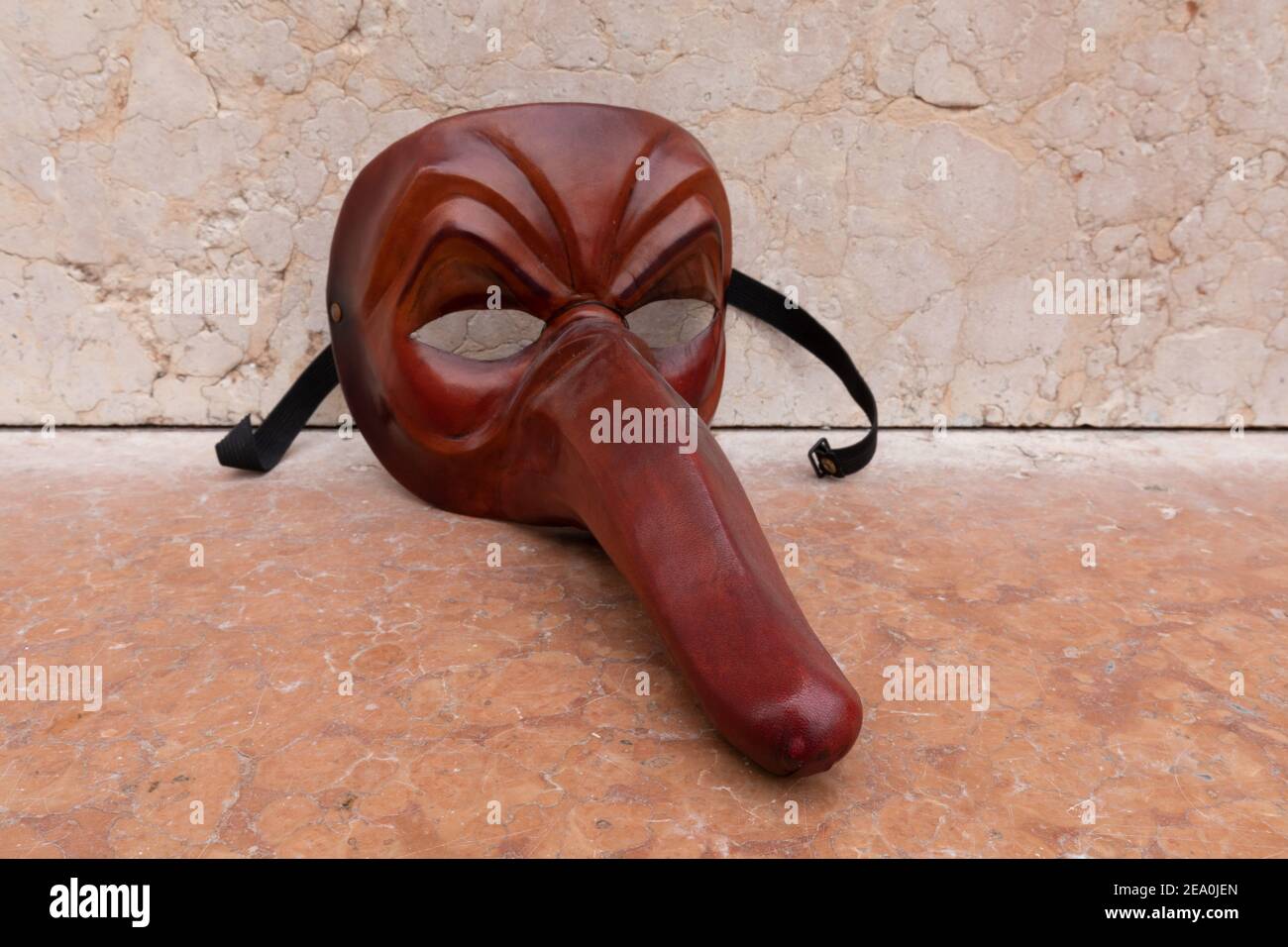 Masques vénitiens Zanni par l'artiste Carlo Setti. Il s'agit d'un masque en cuir d'un personnage de serviteur typique représenté dans le théâtre Commedia dell'Arte. Banque D'Images