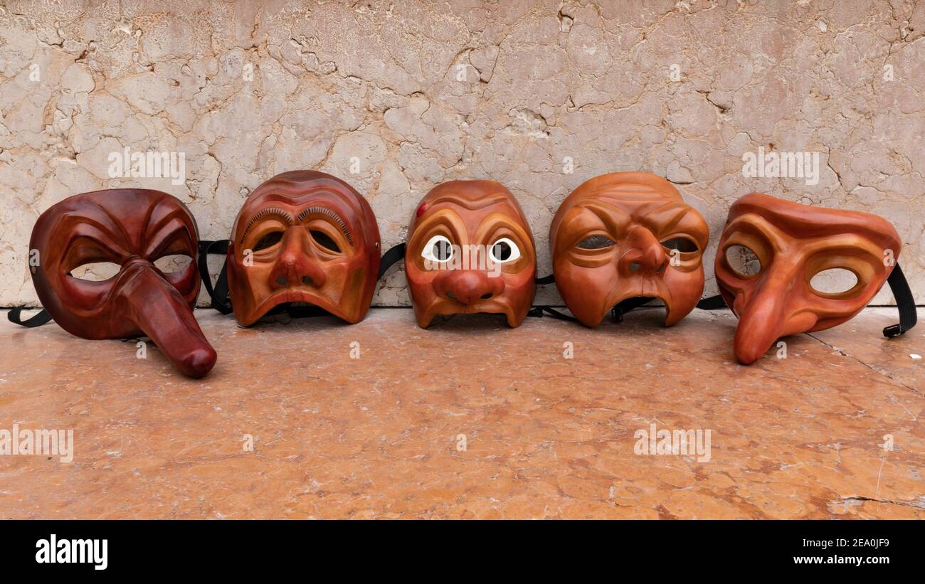 Masques vénitiens Zanni par l'artiste Carlo Setti. Masque en cuir des  personnages typiques de serviteur représenté dans le théâtre Commedia dell' Arte Photo Stock - Alamy