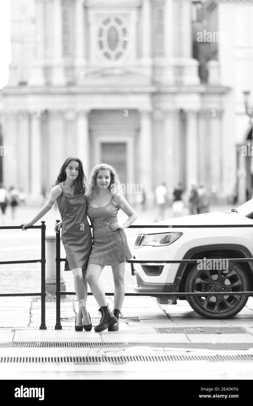 Deux filles dans la rue de Turing - Italie Banque D'Images