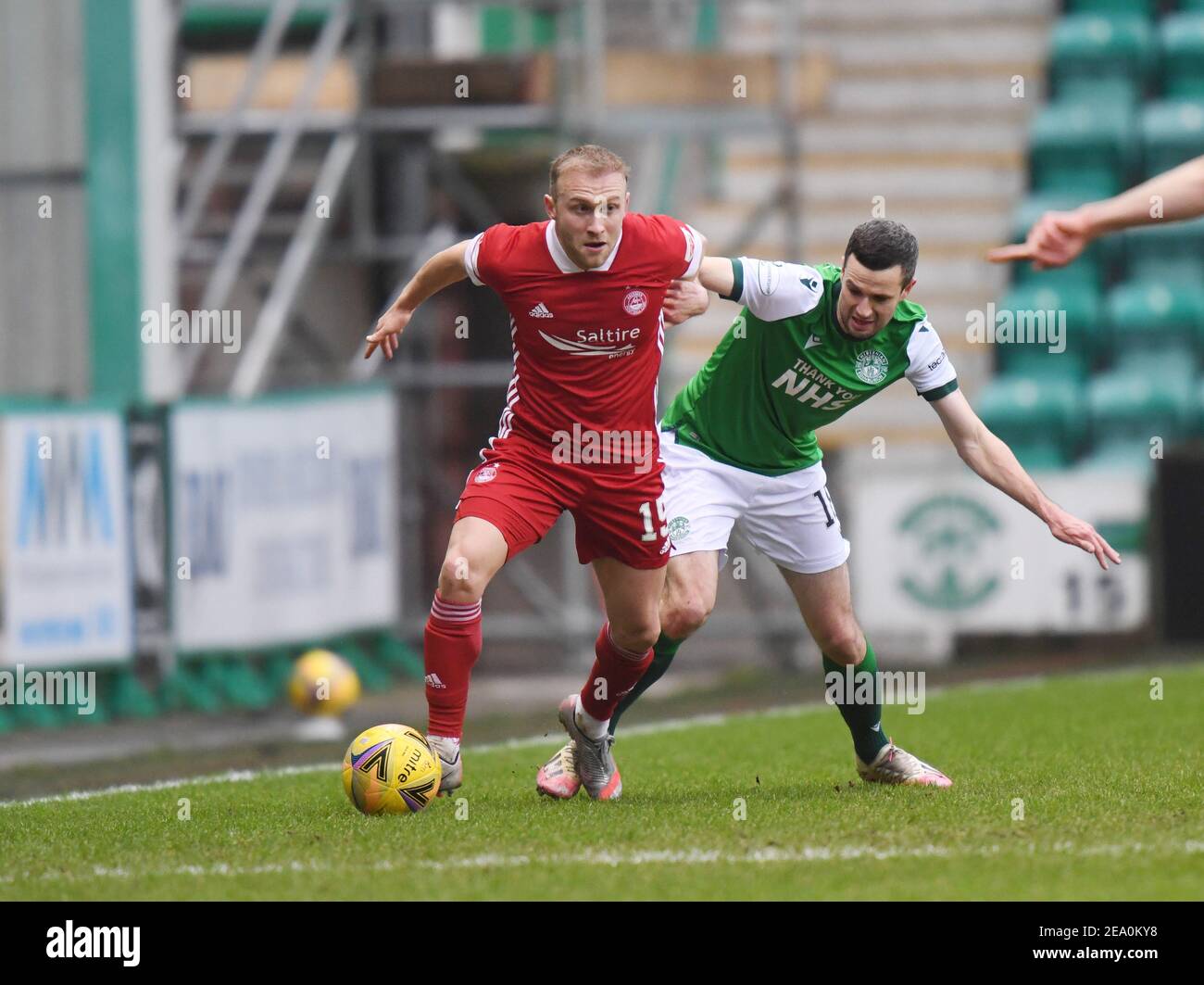 Easter Road Stadium.Édimbourg. Scotland.UK, 6 février 21. Match écossais de Premiership. Hibernian vs Aberdeen Hibs vs Aberdeen L/r Dylan McGeouch (#15) d'Aberdeen FC Tussle avec Jamie Murphy (#18) de Hibernian FC Credit: eric mccowat/Alay Live News Banque D'Images