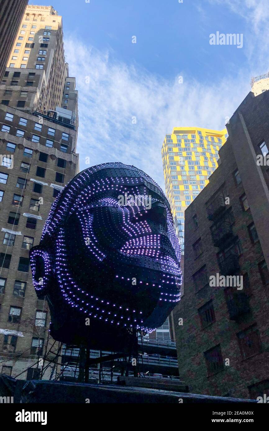 Talking Heads, une installation légère de l'artiste Viktor Vicsek, est installée à l'extérieur de 85 Broad Street dans le quartier financier de New York le 5 février 2021.l'installation comprend une paire de sculptures de 21 mètres de haut qui communiquent les émotions entre elles grâce à 4,000 lumières à DEL. Les sculptures ont voyagé dans le monde entier de Hong Kong à Amsterdam. (Photo de Samuel Rigelhaupt / Sipa USA ) Banque D'Images