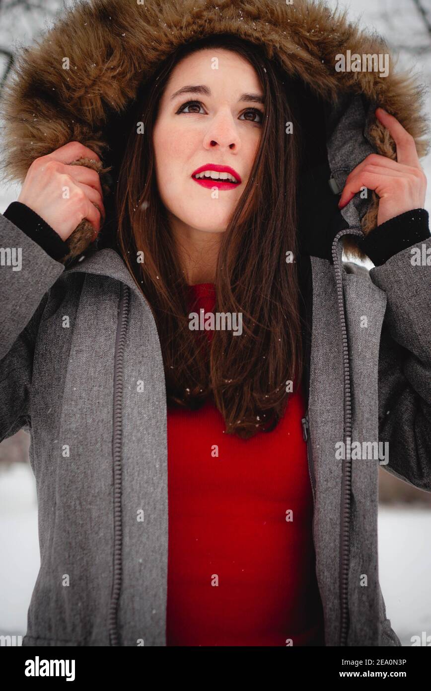 Femme posant dans la neige Banque D'Images