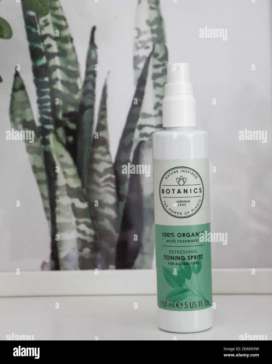Botanics Organic Rosewater Toning Spritz, Vega sans cruauté soin de la peau beauté régime visage produits Banque D'Images
