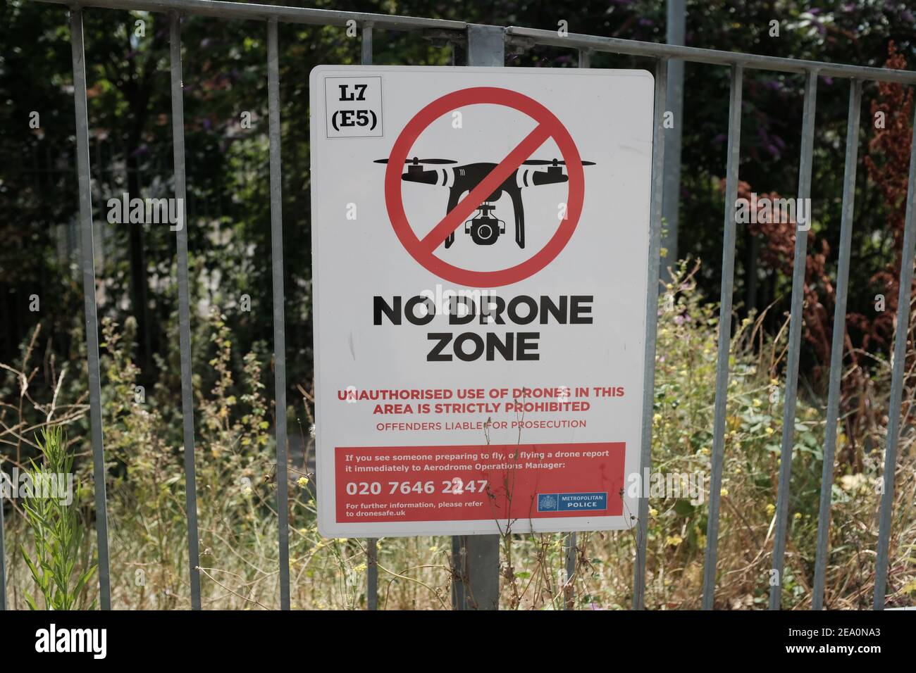 LONDRES - 24 JUILLET 2020 : signalisation indiquant « No Drone zone » près de l'aéroport de London City à Silvertown, Londres. Banque D'Images
