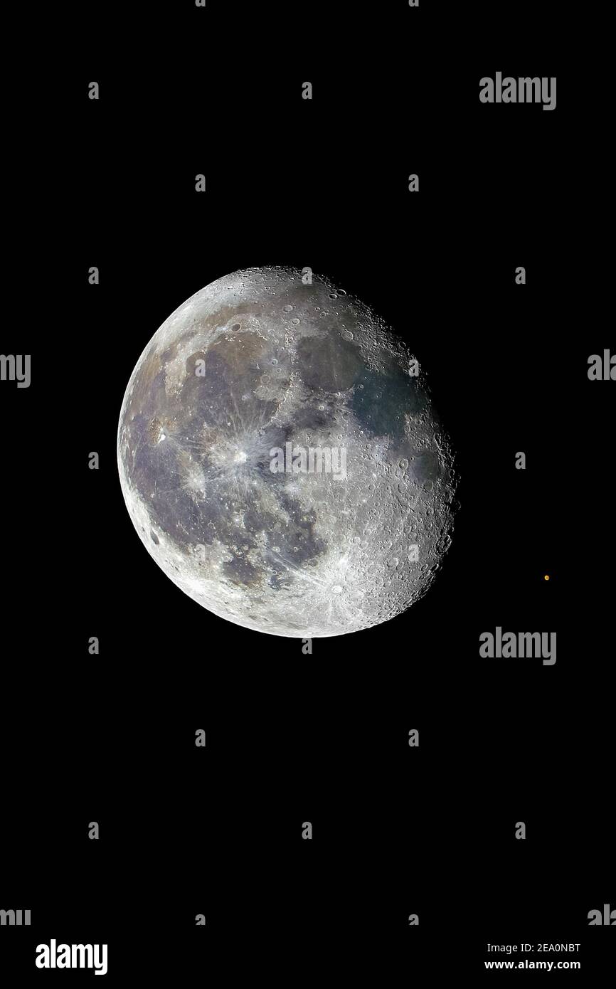 Un événement astronomique étonnant, la surface de la Lune couvre la planète Mars Awe vision du ciel de nuit avec un télescope amateur avancé. Une vue en perspective rêveuse de Banque D'Images