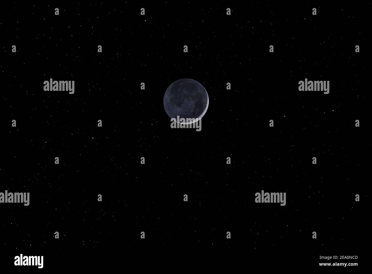 Croissant de lune cirant avec un fond ciel étoilé de nuit. Vue incroyable sur la minuscule surface de la lune illuminée par le soleil et le côté sombre de la lune. Dr Banque D'Images