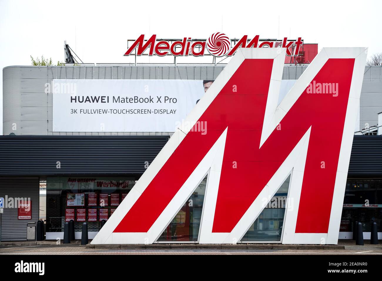 Koblenz, Allemagne, 01.31.2021 : panneau Media Markt avec la lettre M devant un magasin. Affiche de la marque de média avec la grande lettre M devant un magasin. Support Banque D'Images