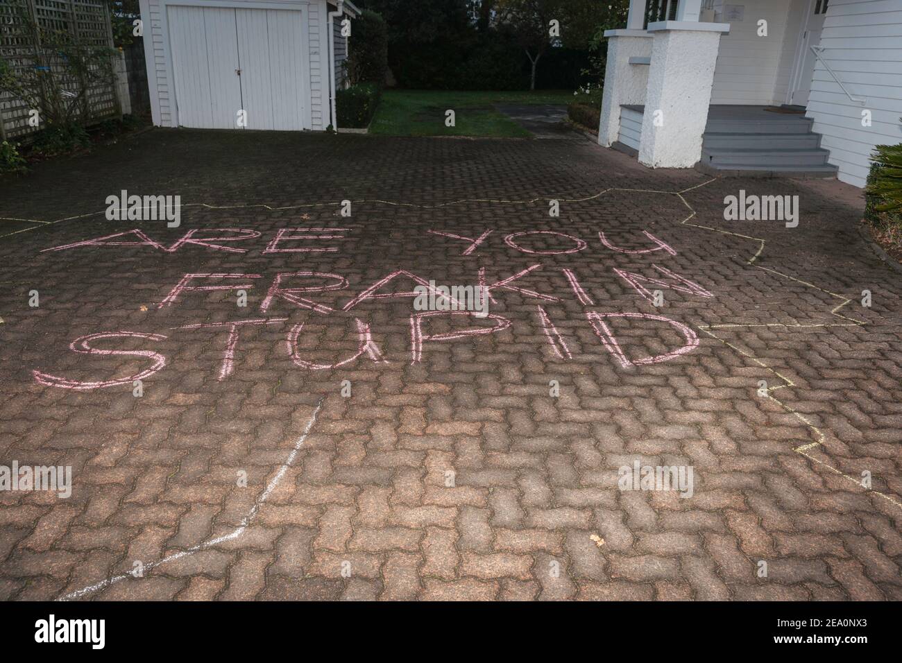 Message de protestation anti-fracturation à la craie sur le trottoir. Banque D'Images