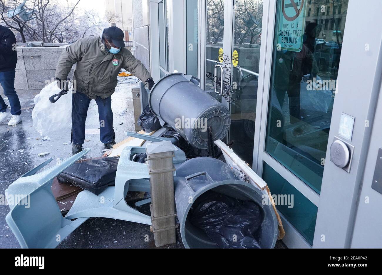 St Louis, États-Unis. 06e février 2021. Le manifestant Cleo Willis empile des poubelles devant les portes du St. Louis Justice Centre à St. Louis le samedi 6 février 2021. Jimmie Edwards, directrice de la sécurité publique de St. Louis, affirme que les détenus ont brisé les fenêtres et ont commencé à prendre feu après avoir combattu avec un agent des services correctionnels vers 2 h 30. D'autres prisonniers ont commencé à battre la garde après avoir pu se libérer de leurs cellules. Crédit : UPI/Alay Live News Banque D'Images