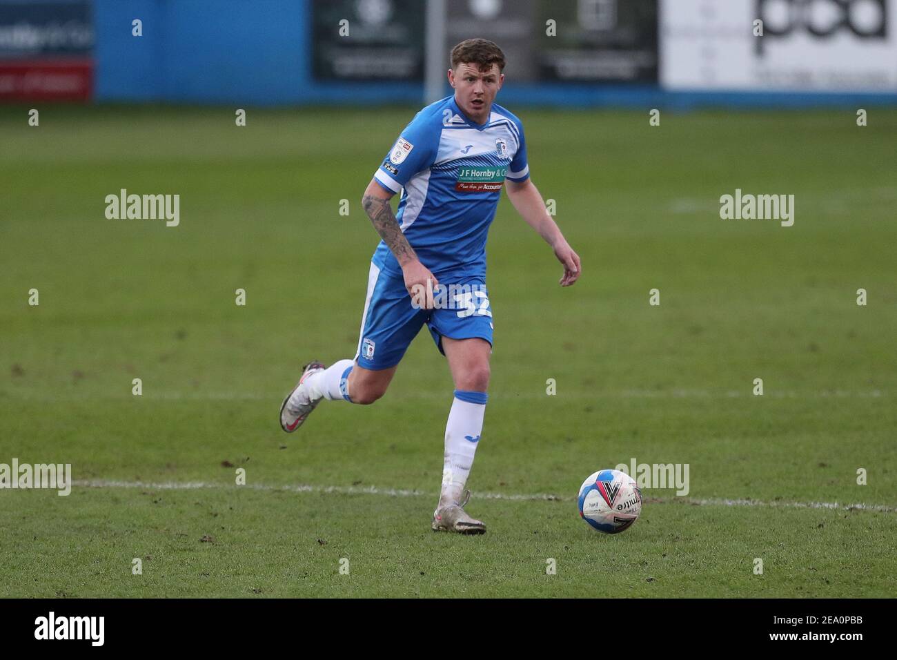 BARROW DANS FURNESS, ANGLETERRE. 6 FÉVR.: Dion Donohue de Barrow pendant le match Sky Bet League 2 entre Barrow et Cambridge Unis à la rue Holker, Barrow-in-Furness le samedi 6 février 2021. (Credit: Mark Fletcher | MI News) Credit: MI News & Sport /Alay Live News Banque D'Images