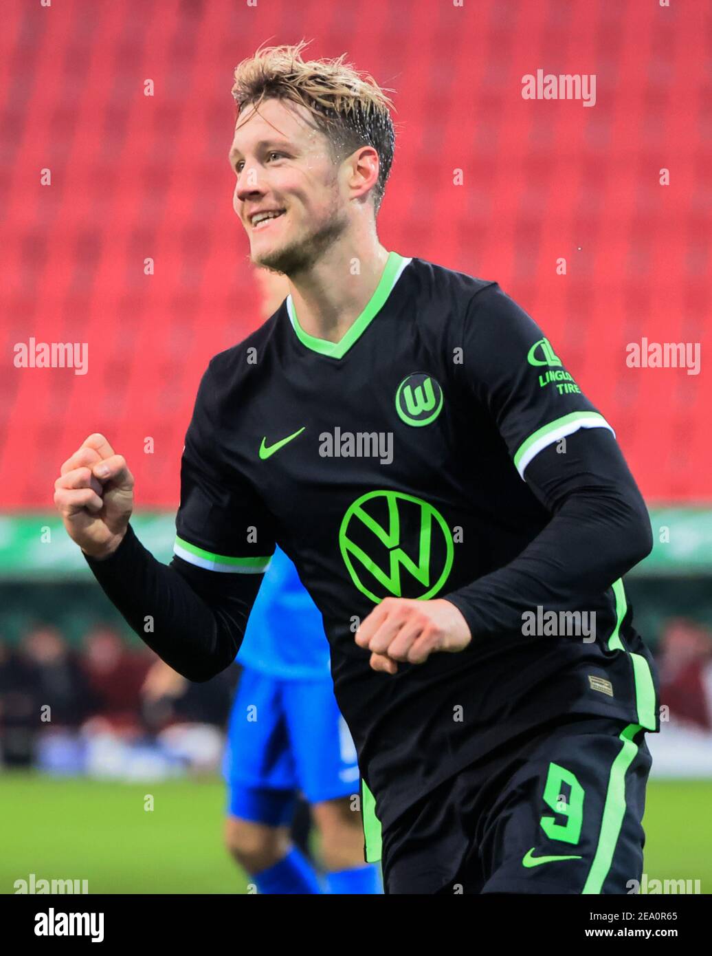 Augsbourg, Allemagne. 6 février 2021. Wout Weghorst de Wolfsburg célèbre son score lors d'un match de la Bundesliga allemande entre le FC Augsburg et le VfL Wolfsburg à Augsburg, Allemagne, le 6 février 2021. Credit: Philippe Ruiz/Xinhua/Alay Live News Banque D'Images