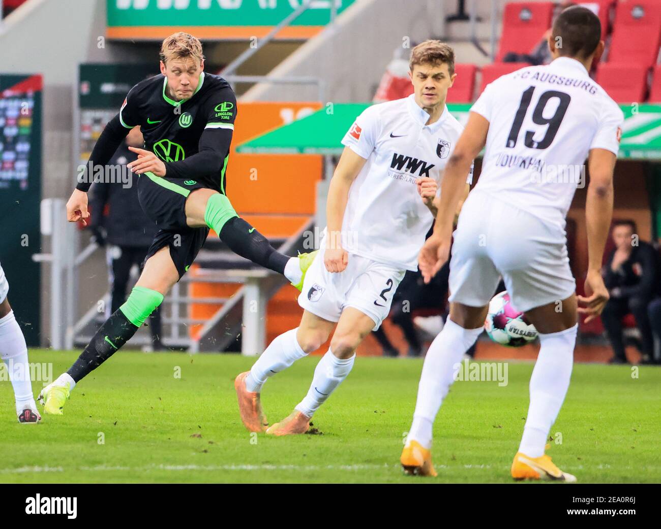 Augsbourg, Allemagne. 6 février 2021. Wout Weghorst (L) de Wolfsburg prend une photo lors d'un match de la Bundesliga allemande entre le FC Augsburg et le VfL Wolfsburg à Augsburg, Allemagne, le 6 février 2021. Credit: Philippe Ruiz/Xinhua/Alay Live News Banque D'Images