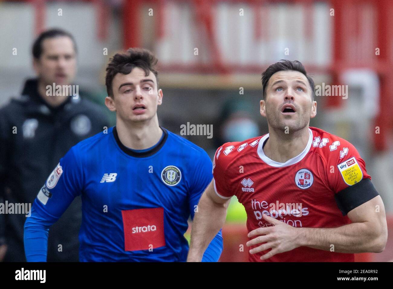 Crawley, Royaume-Uni. 06e février 2021. Simon Power #30 de Harrogate Town et Mark Wright #30 de Crawley Town à Crawley, Royaume-Uni le 6/2021. (Photo de Jane Stokes/News Images/Sipa USA) crédit: SIPA USA/Alay Live News Banque D'Images