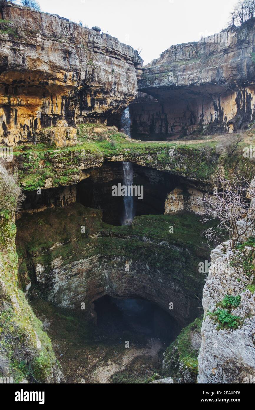 Chute d'eau de la gorge de Baatara, chute de 255 mètres dans le Pothole de Balaa, Tannourine, Liban Banque D'Images