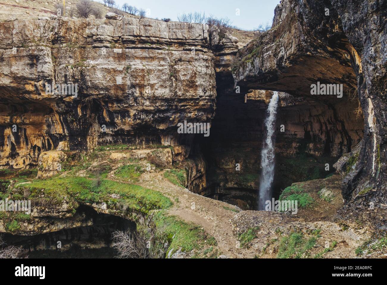 Chute d'eau de la gorge de Baatara, chute de 255 mètres dans le Pothole de Balaa, Tannourine, Liban Banque D'Images