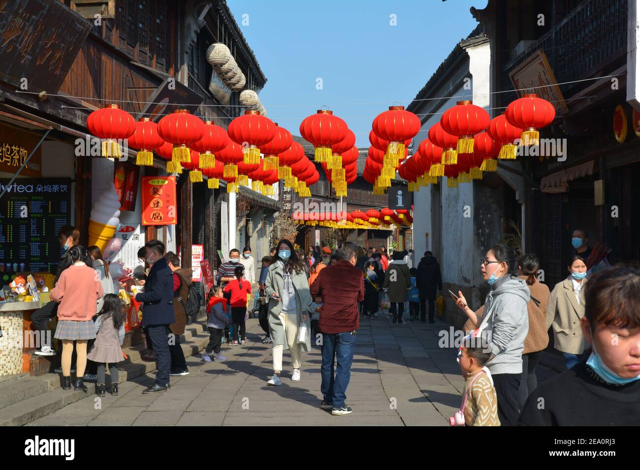 Lanternes rouges et lanternes chinoises du nouvel an à Jiaxing, en Chine. 2021 année du boeuf. Boutiques et rues toutes décorées de couleurs pour célébrer. Banque D'Images