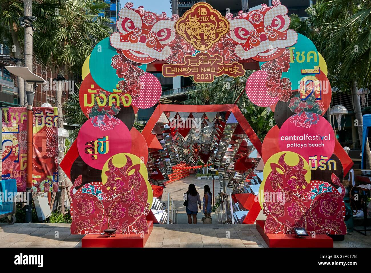Entrée à thème du nouvel an chinois 2021 avec décorations colorées dans un centre commercial thaïlandais. Asie du Sud-est Banque D'Images