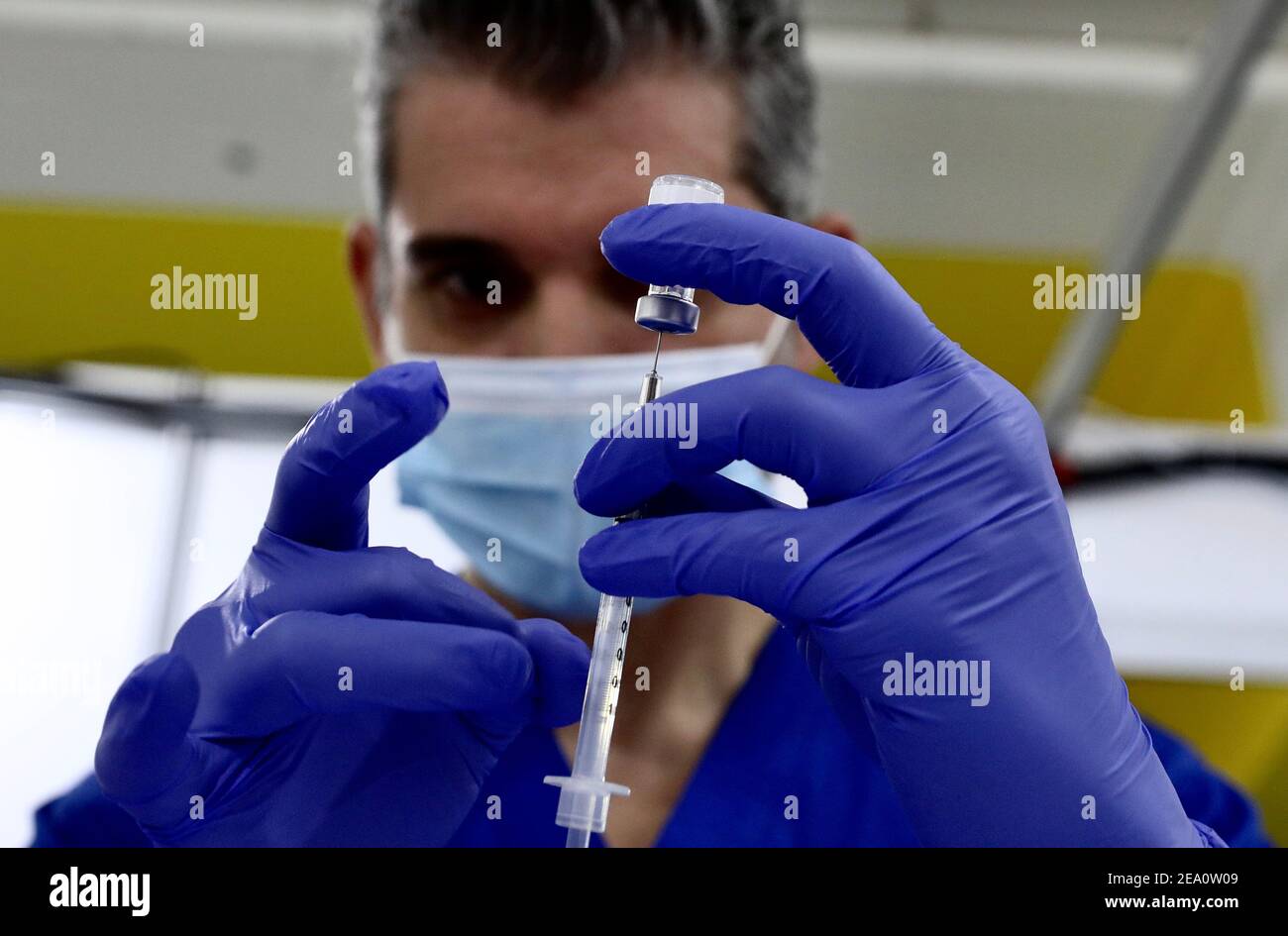 Pékin, Chine. 7 février 2021. Un travailleur de la santé prépare une dose du vaccin COVID-19 dans un nouveau site de vaccination de l'Université polytechnique de l'État de Californie à Pomona, dans le comté de Los Angeles, en Californie, aux États-Unis, le 5 février 2021. Un autre site de vaccination à grande échelle COVID-19 a été ouvert vendredi au public à la structure de stationnement de l'Université polytechnique de l'État de Californie à Pomona, dans le but de fournir des vaccins aux résidents particulièrement vulnérables, à commencer par ceux de 75 ans et plus. Credit: Xinhua/Alay Live News Banque D'Images